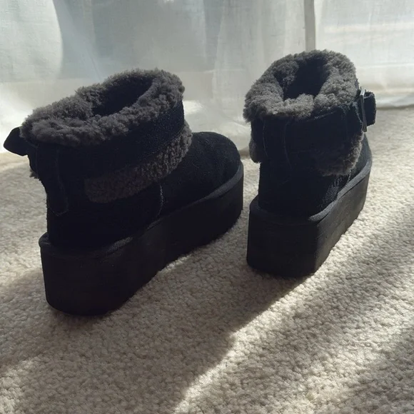 UGG women’s Size 6 Platform Boots Black and Grey Buckle fur - Picture 5 of 7